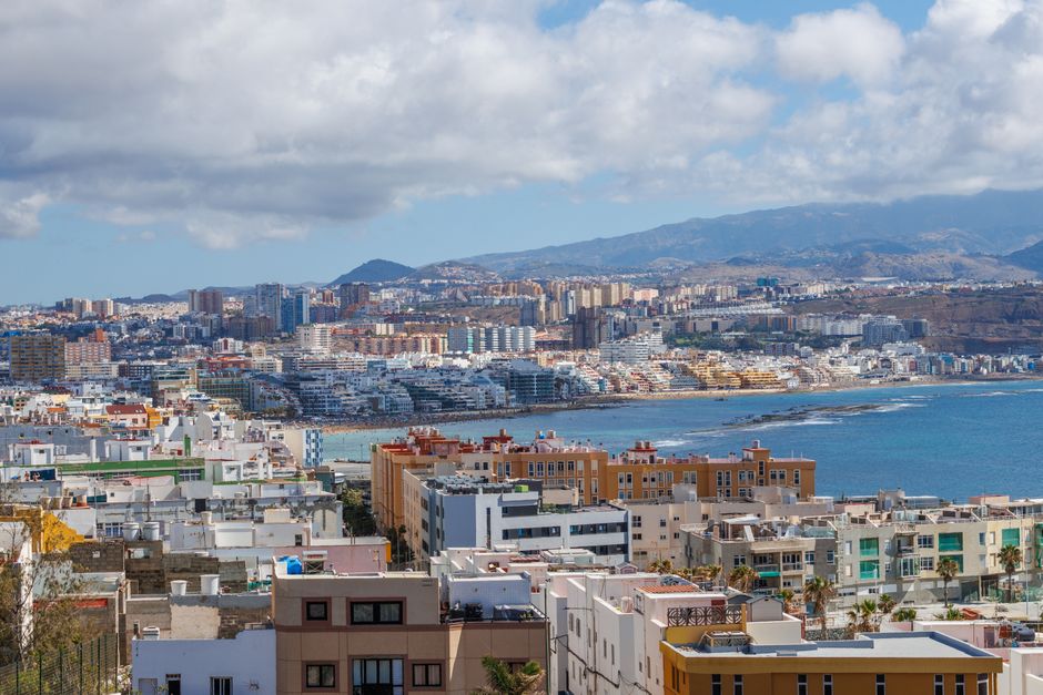 Infraestrutura Verde — A scenic view of Las Palmas de Gran Canaria's cityscape and coastline under a blue sky.