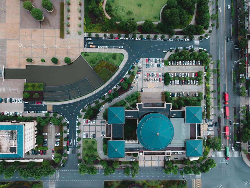 Infraestrutura Verde — Top-down aerial view of a city intersection showcasing modern architecture and urban planning.